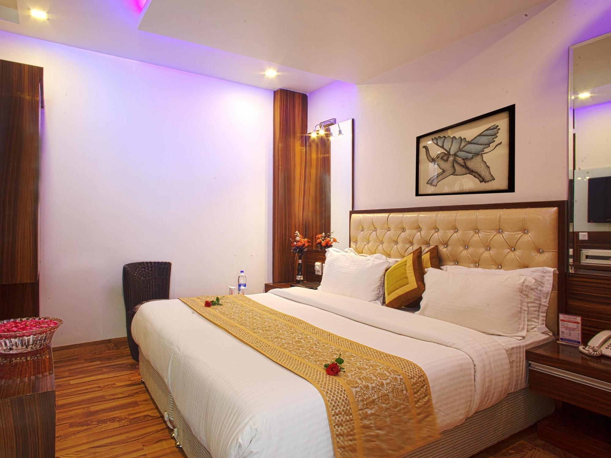 Hotel Delhi 55 -City Center Нью-Дели Экстерьер фото