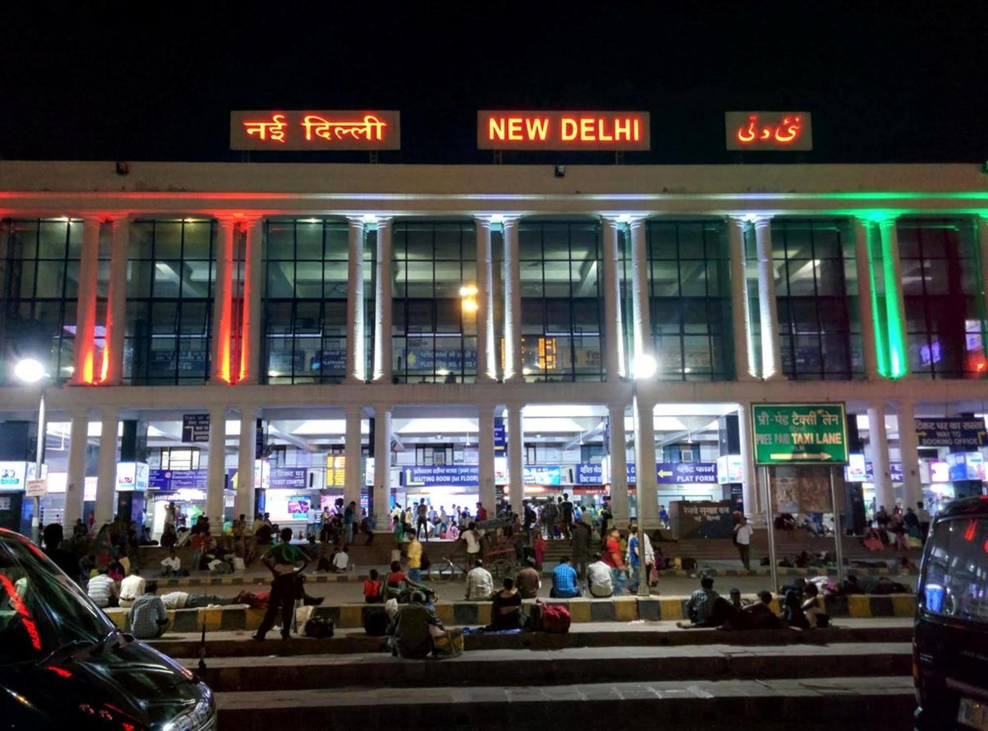 Hotel Delhi 55 -City Center Нью-Дели Экстерьер фото