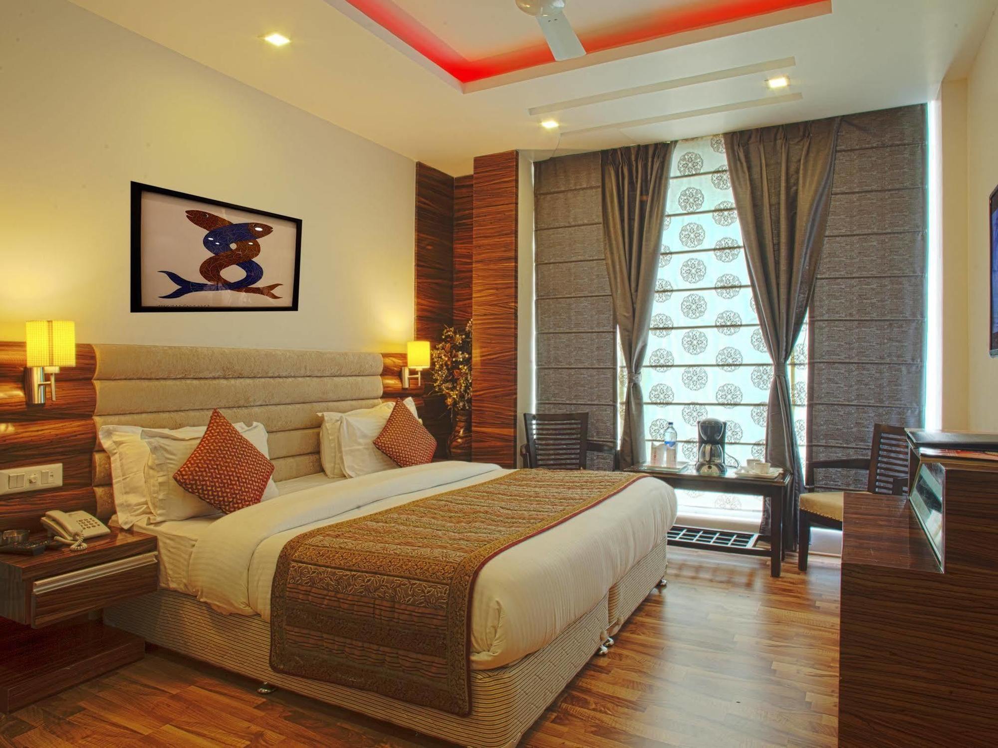 Hotel Delhi 55 -City Center Нью-Дели Экстерьер фото
