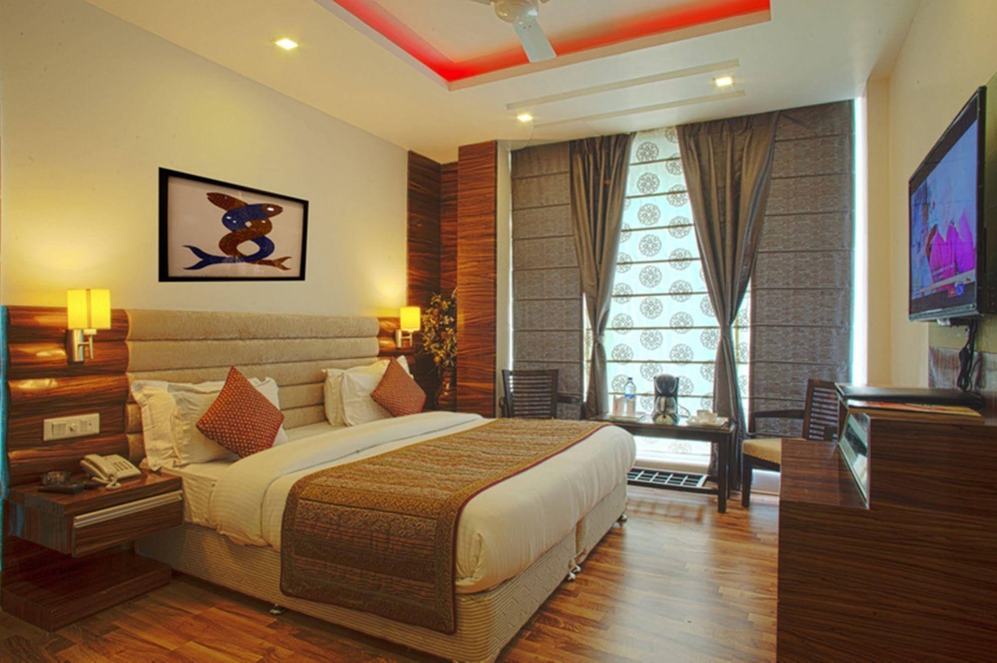 Hotel Delhi 55 -City Center Нью-Дели Экстерьер фото
