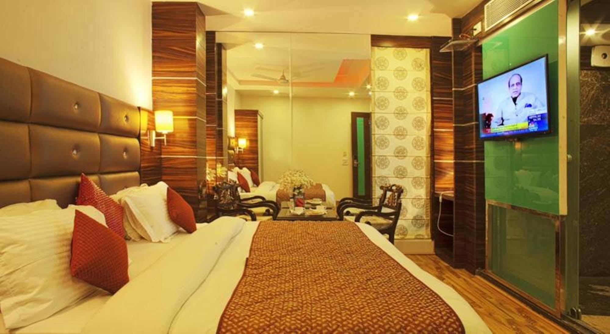 Hotel Delhi 55 -City Center Нью-Дели Экстерьер фото