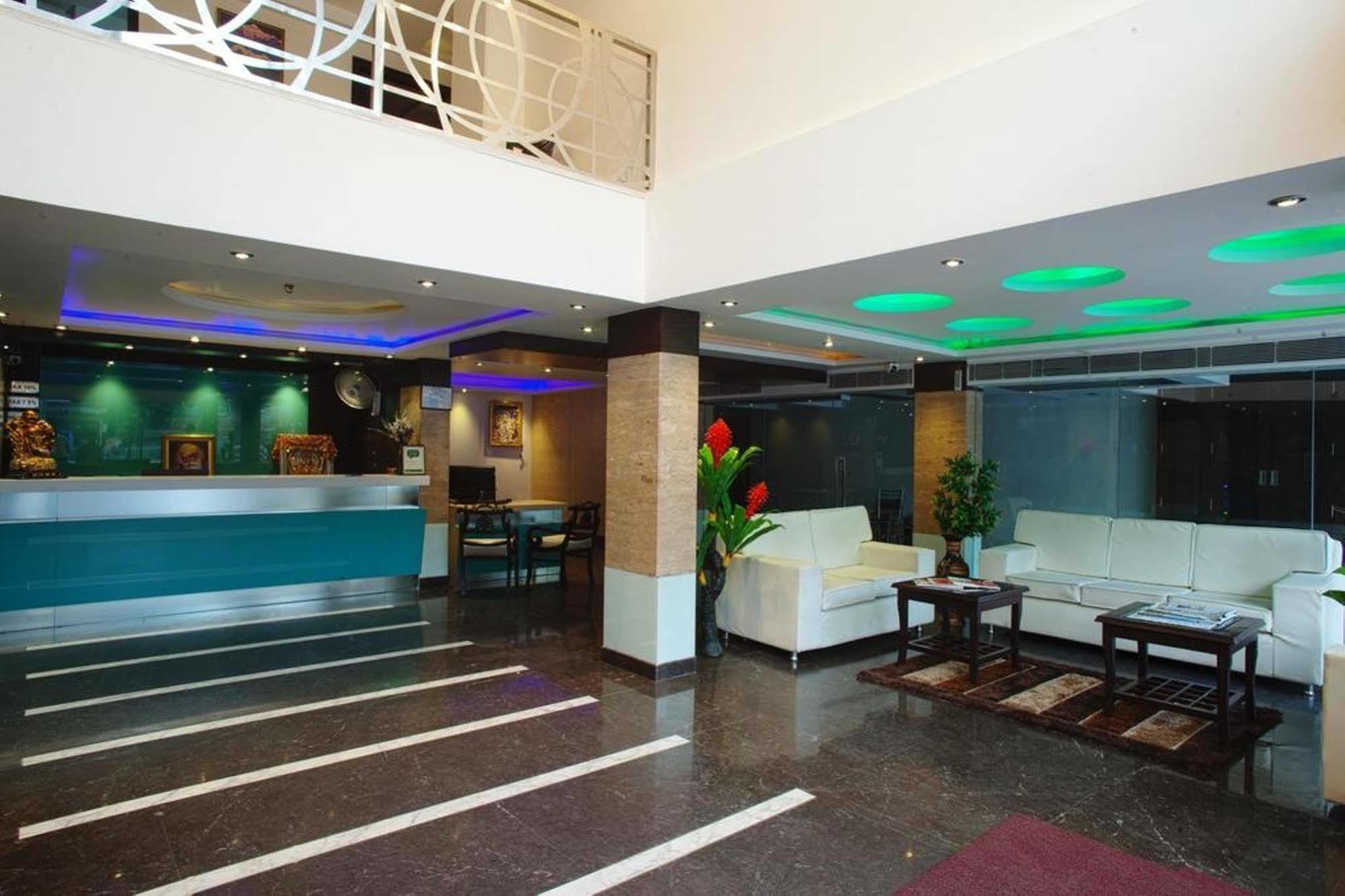 Hotel Delhi 55 -City Center Нью-Дели Экстерьер фото