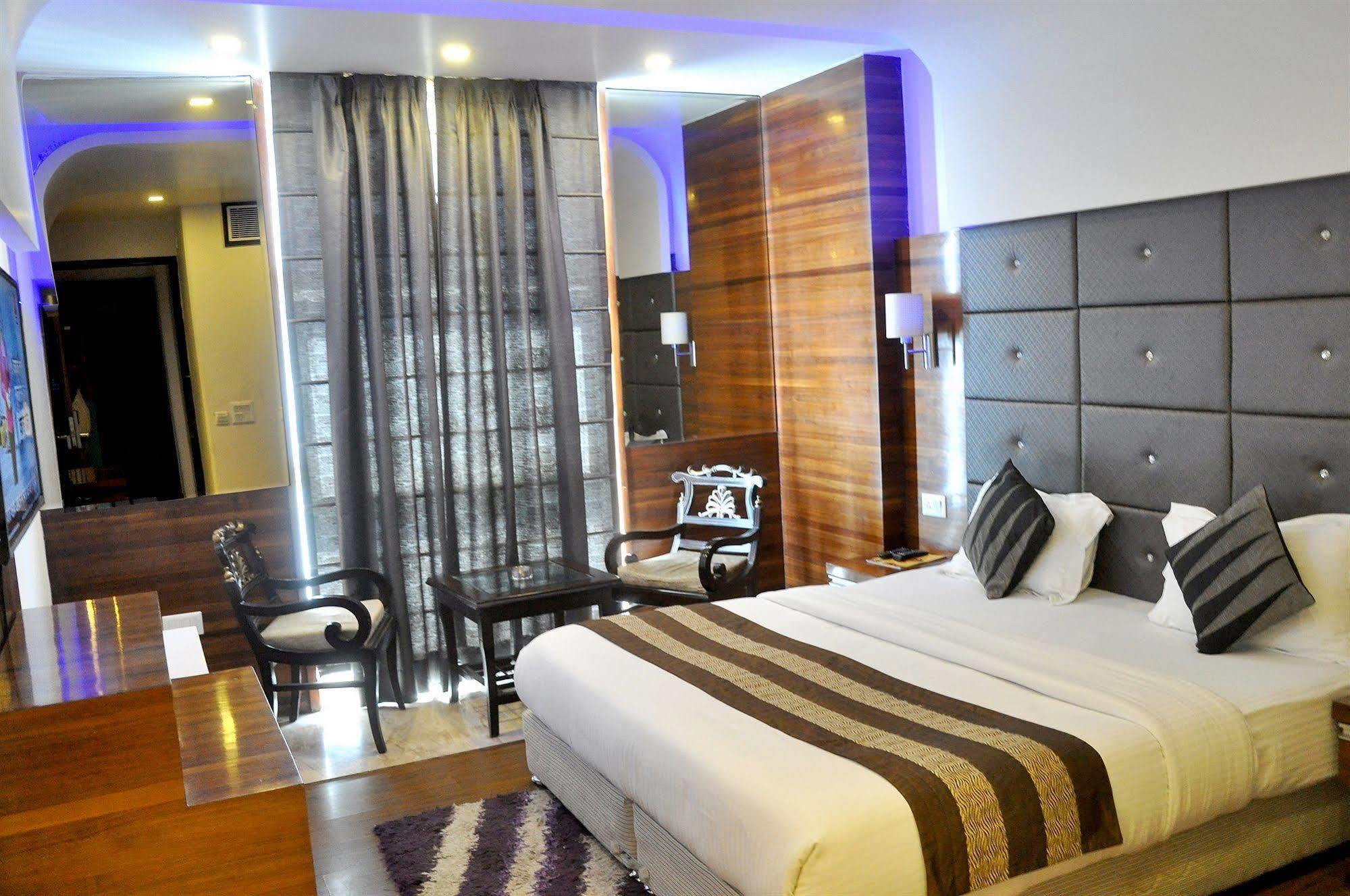 Hotel Delhi 55 -City Center Нью-Дели Экстерьер фото