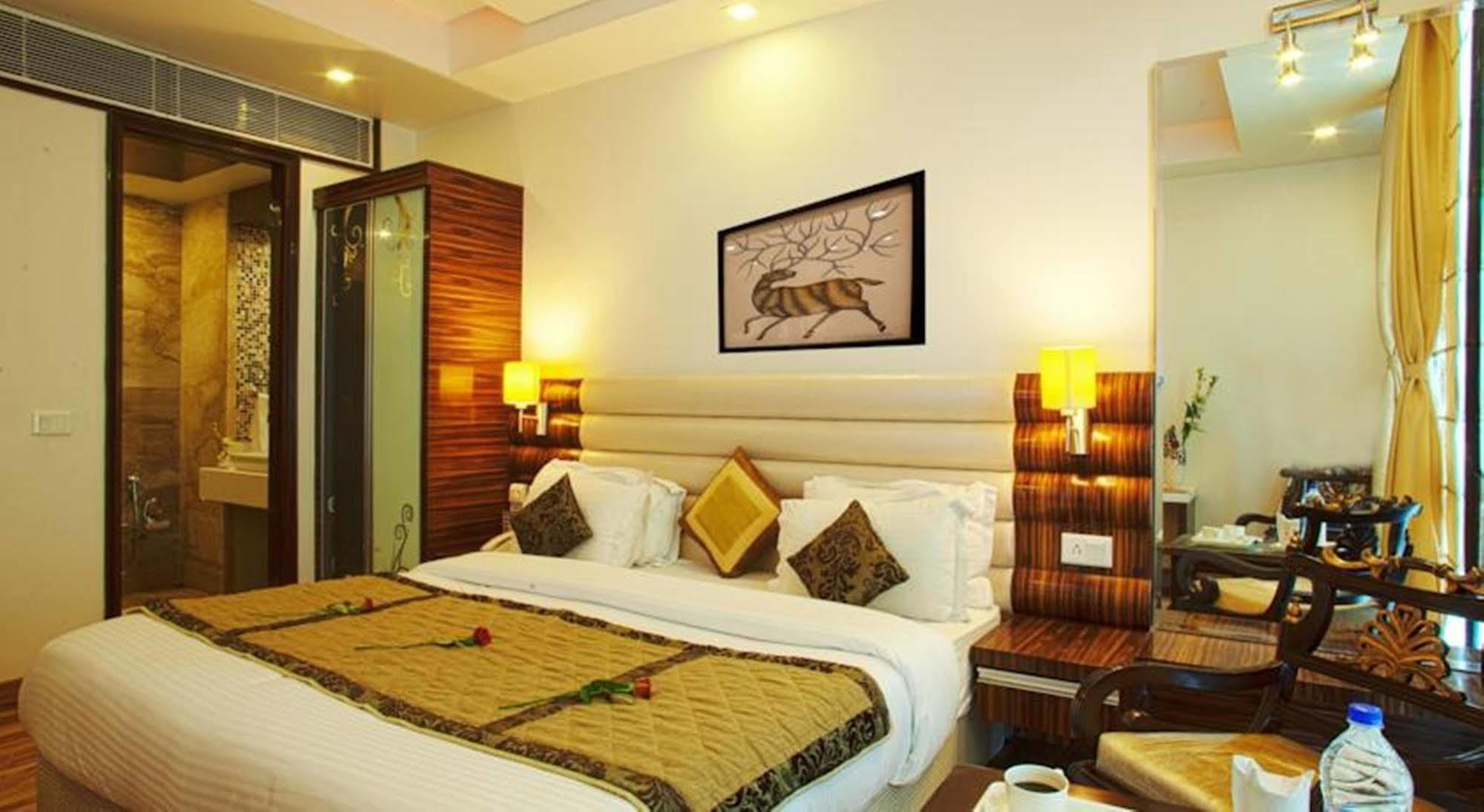 Hotel Delhi 55 -City Center Нью-Дели Экстерьер фото